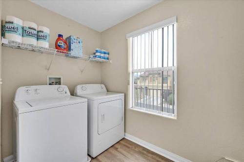 4BR Vegas Home Pet Friendly Parking Near Strip, Las Vegas (photo 9)