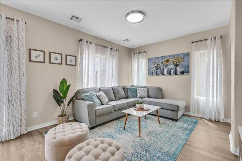 4BR Vegas Home Pet Friendly Parking Near Strip, Las Vegas (photo 10)