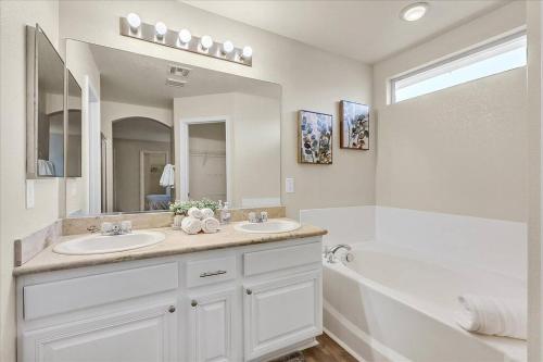 4BR Vegas Home Pet Friendly Parking Near Strip, Las Vegas (photo 8)
