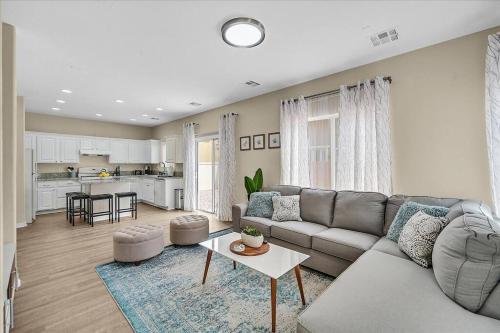 4BR Vegas Home Pet Friendly Parking Near Strip, Las Vegas (photo 4)