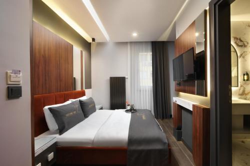 Second Suit Hotel - image 4
