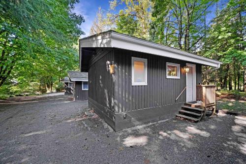 Sunwolf Riverside Cabins in Brackendale, Canada