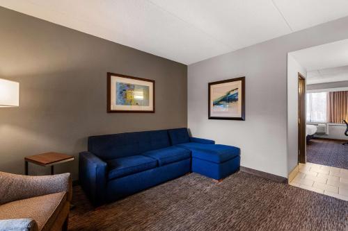 2 queen beds, 1 sofa bed