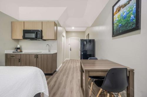 SureStay Studio by Best Western Conroe Downtown, Conroe (photo 9)