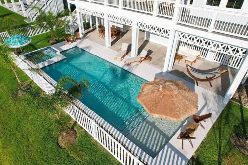 Modern Coastal Home, Private Pool & Hot-Tub