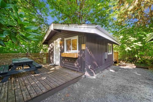 Sunwolf Riverside Cabins in Brackendale, Canada
