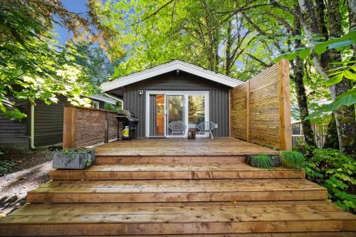 Sunwolf Riverside Cabins in Brackendale, Canada
