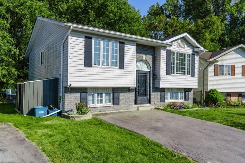 Fun & Cozy Retreat: Nature & Games in Quinte West (ON)