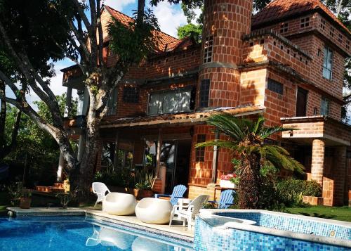 Finca con forma de castillo y piscina en Sopetrán