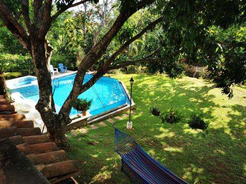 Finca con forma de castillo y piscina en Sopetrán