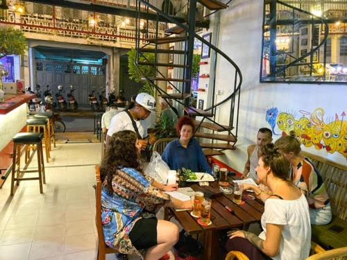 Pomme Hostel Restaurant & Bar - Private Sleeping Cabins in 바탐방