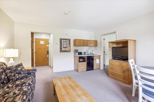 Cedarbrook Deluxe one bedroom suite located on 2nd floor with outdoor heated pool 21921 in Killington, USA