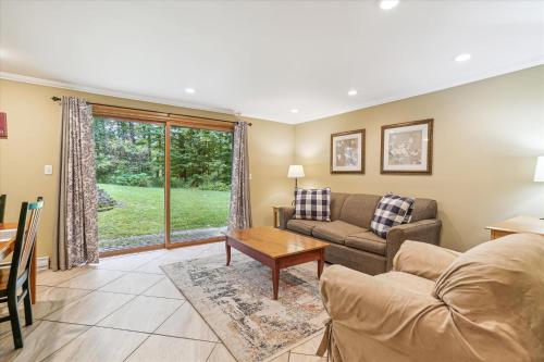 Cozy one bedroom Edgemont A1 condo on the shuttle route & ski back trail in Killington, USA