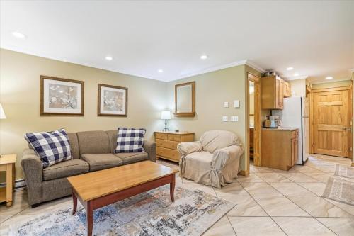 Cozy one bedroom Edgemont A1 condo on the shuttle route & ski back trail in Killington, USA