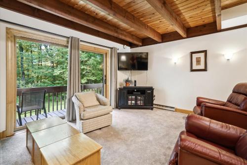 Ski home on the trail from Showshed! Or take the free shuttle A2 in Killington, USA
