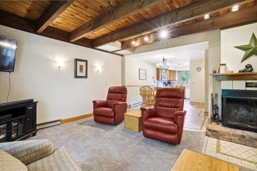 Ski home on the trail from Showshed! Or take the free shuttle A2 in Killington, USA