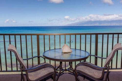 Kaleialoha 413- Remodeled Top floor and direct oceanfront views