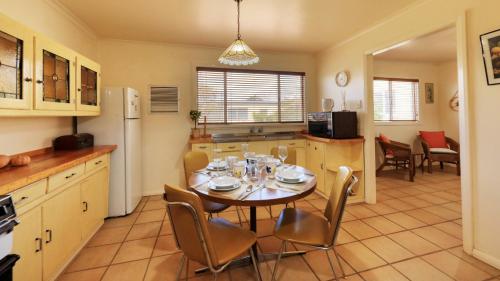 ห้องครัว, ชาร์ลส์ ราส์ป มอเตอร์ อินน์แอนด์คอทเทจ (Charles Rasp Motor Inn and Cottages) in โบรคเค่นฮิลล์