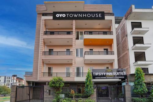 Super OYO Townhouse 203 Sector 57 Near Bestech Central Square Mall