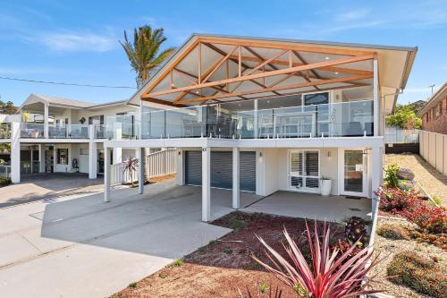 Luxury Beach House in Kianga