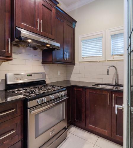 Vancouver Metrotown Guest House 8 mins walk to Sky Train in Burnaby, Canada