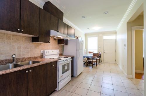 Vancouver Metrotown Guest House 8 mins walk to Sky Train in Burnaby, Canada