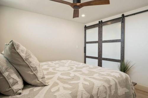 Hale Ono Loa 403- Top floor, Ocean view, & complete modern remodel - Tap to explore photos