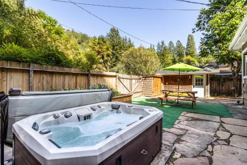 The Shack Hot Tub Outdoor BBQ Russian River thumb 2