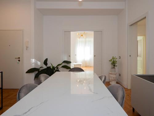 Big apartment close to Bocconi / Humanitas / IEO, Milan (photo 8)