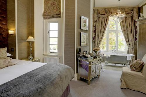 Falcon Manor Hotel - image 7