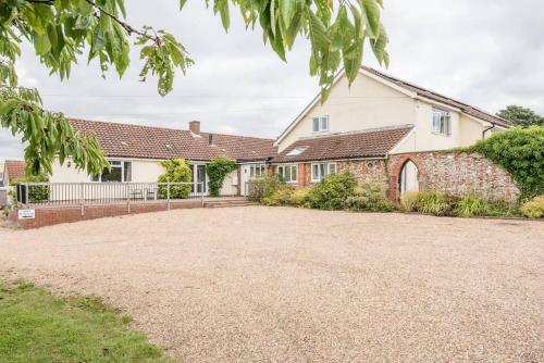 Grove Farm Bungalow and Annexe, Dallinghoo in Dallinghoo