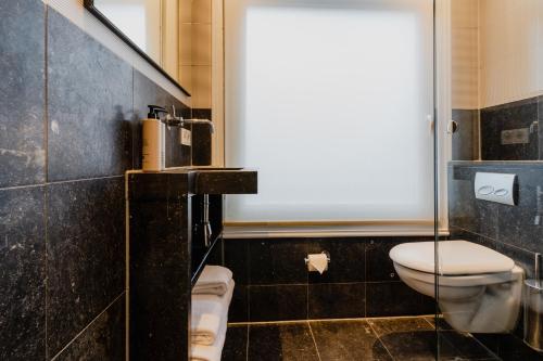 Small Double Room image 9