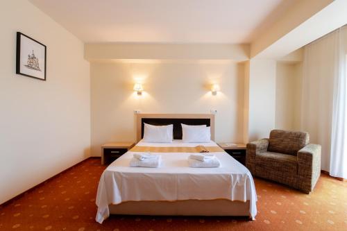 Junior Suite with Balcony image 2