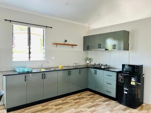 Kitchen, Samah Apartments in Ba