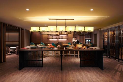 Étterem, Hilton Kota Kinabalu near Városi Park