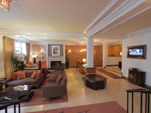 Executive Hotel Vintage Court - image 8