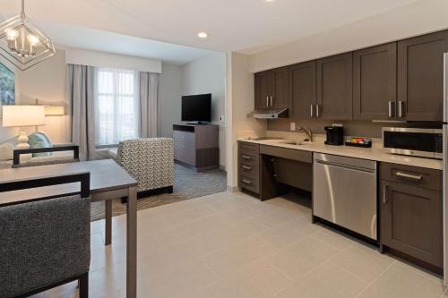 Suite with Two Queen Beds and Tub - Mobility Accessible