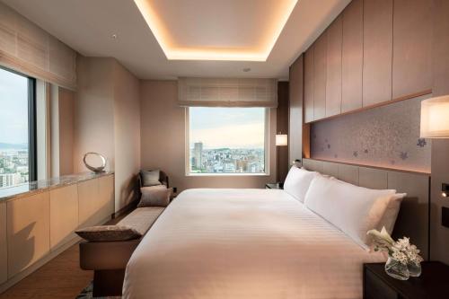 Deluxe King Suite