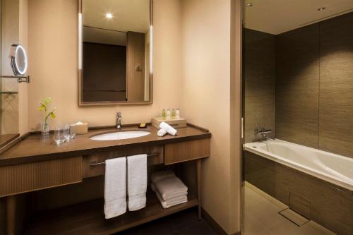 Hilton Hiroshima Room Type - Executive Twin Room - Lounge Access