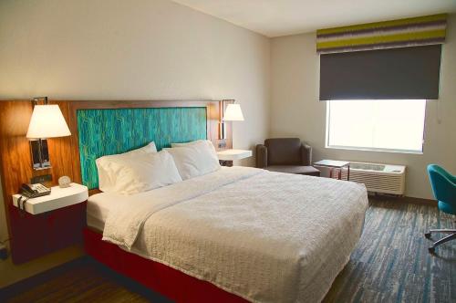 Hampton Inn & Suites Cathedral City Room Type - King Studio Suite - Mobility Access/Non-Smoking