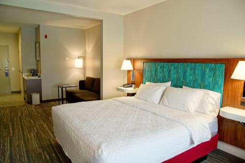 Hampton Inn & Suites Cathedral City Room Type - King Studio Suite with Mountain View - Non-Smoking