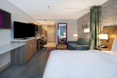 1 queen bed, 1 sofa bed