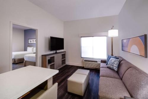 One Bedroom Kitchen Suite with Two Queen Beds and Sofa Bed