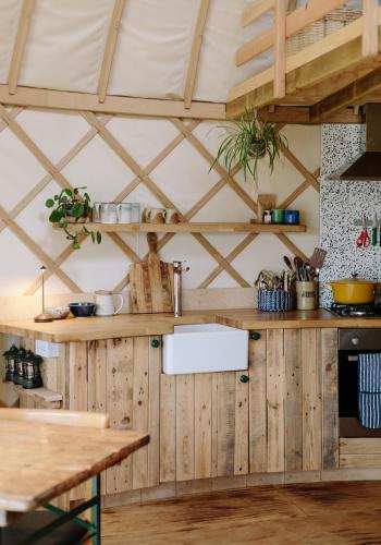 kök, Tree Field Yurt at Moor Farm in Godshill and Wroxall