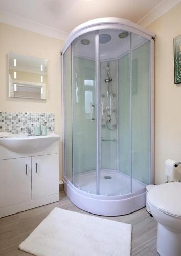 2BR Stylish Norwich Stay Near Cathedral Parking 4