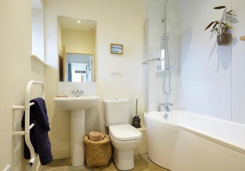 Bathroom, The Grainstore at Moor Farm in Godshill and Wroxall