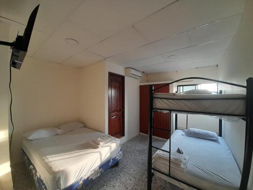 3 twin beds