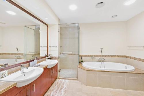 StoneTree - Stylish 2BR in Fairmont with BEACH ACCESS - image 4