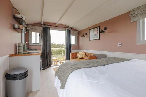 Barley Shepherd Hut - Snettisham Meadows