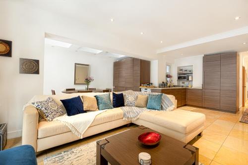 Central Stunning 2BR Flat w2 Patio in Kensington